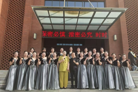 机关党委“筑梦”合唱团首演成功：兰州大学2025届毕业生集体合影献唱 展现机关干部风采